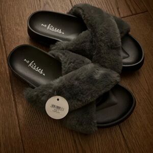 Kiss Women's Plush Crossband Slide Sandals in Charcoal